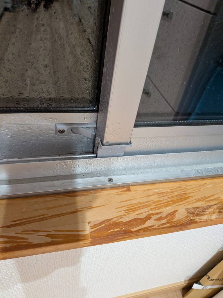 サッシ角の漏水跡