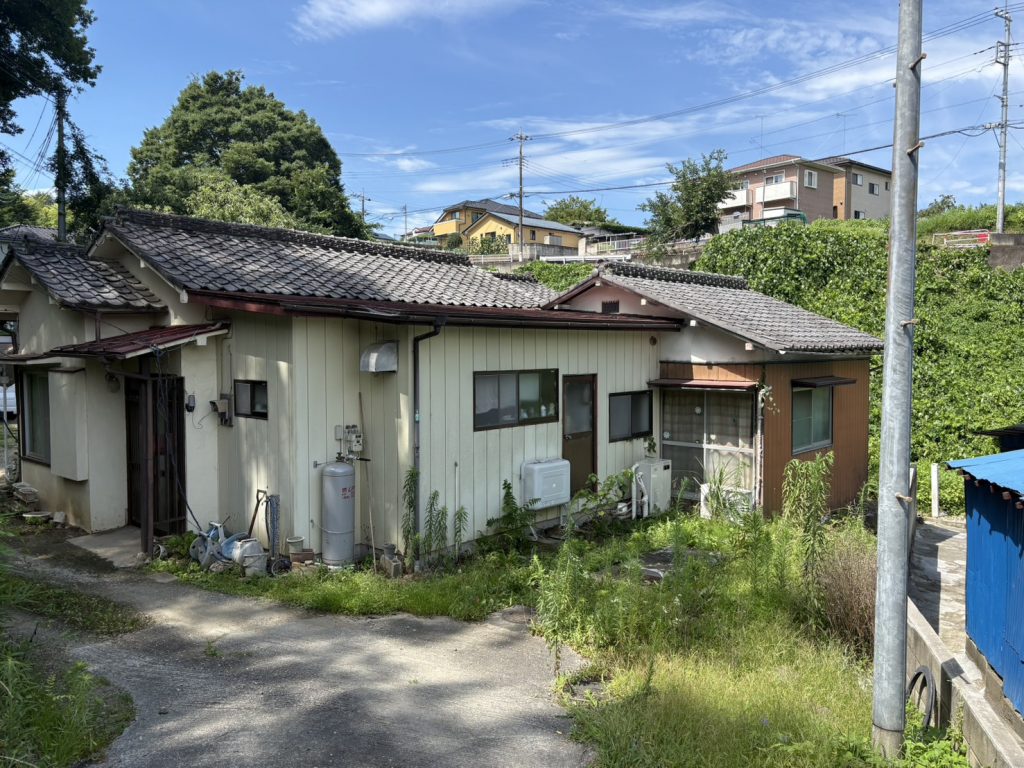 住宅全景と瓦屋根