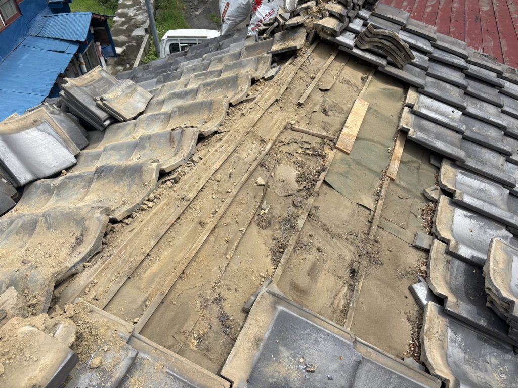棟瓦を外した屋根下地