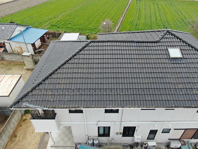 高崎市　屋根の棟瓦のずれ、すき間、屋根に発生した苔やカビ