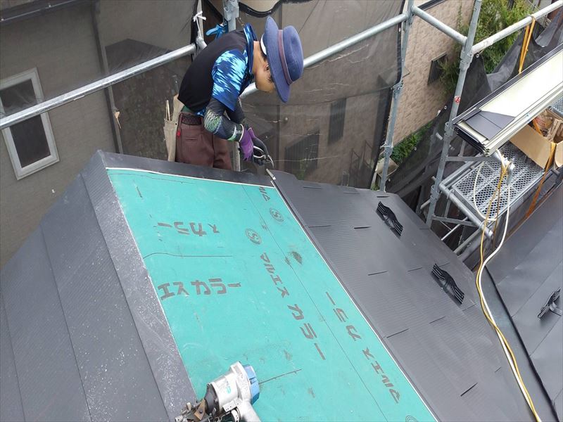 新しい屋根材の施工
