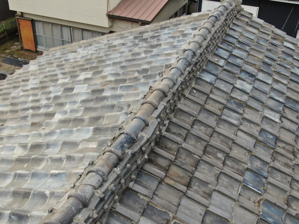 桐生市相生町で棟瓦の割れや床の傷みを確認した中古住宅の屋根葺き直し・外壁塗装・内装リフォーム調査
