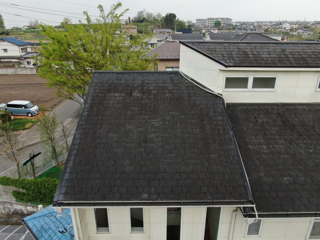 群馬県安中市で屋根塗装・外壁塗装の調査、色あせたスレート屋根と歪んだ雨樋を確認