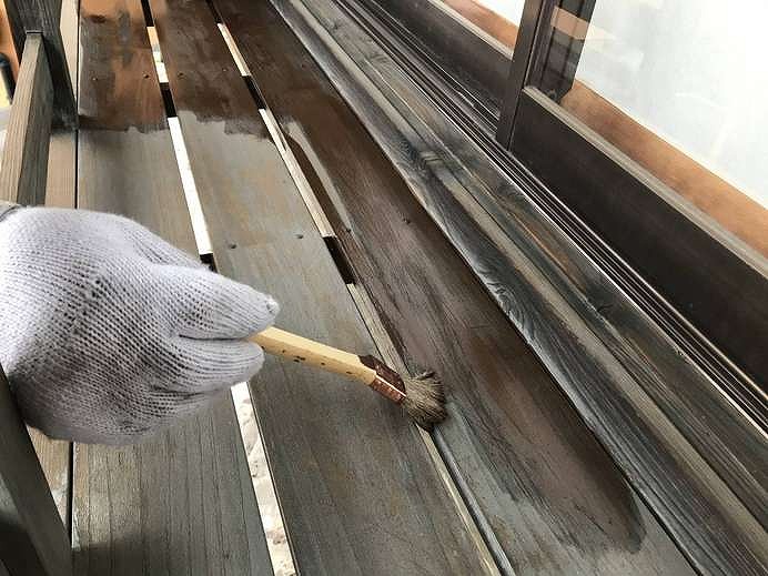 窓手すりに木材保護塗料塗り始め