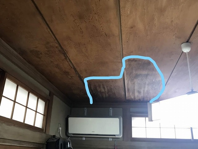 和室天井の雨漏りのシミ