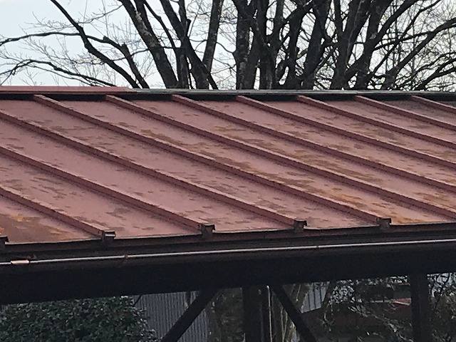 車庫の板金屋根の塗装の剝がれと錆び
