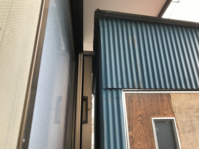 トタン波板の物置の木製ドア