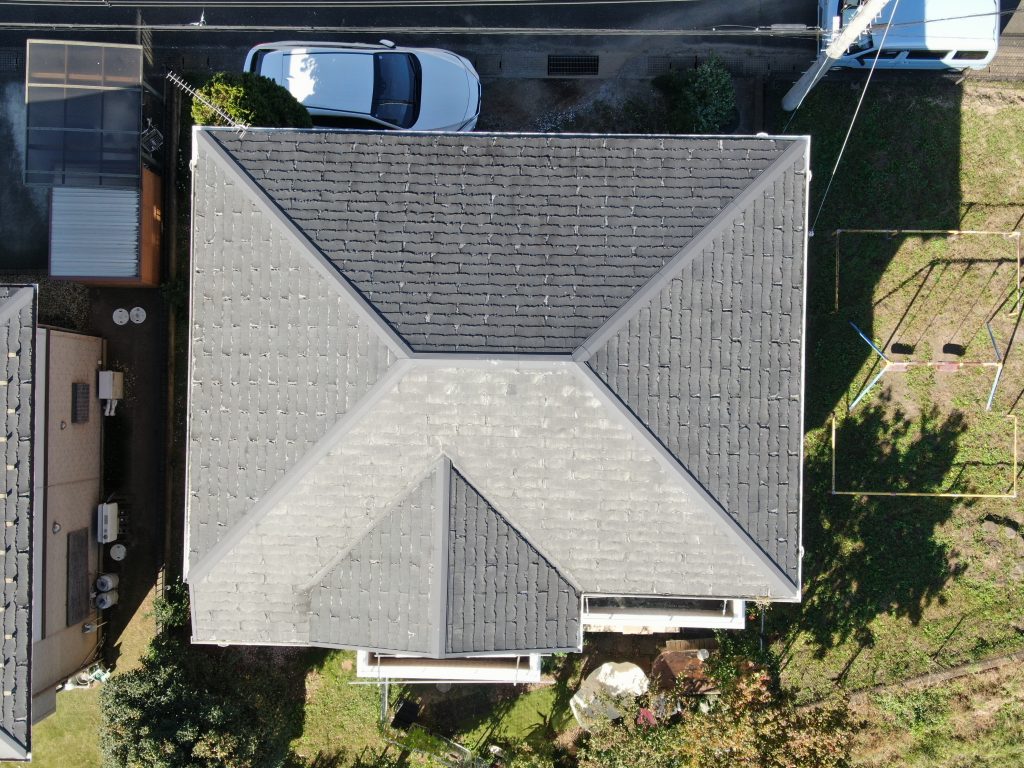 高崎市浜川町でパミール屋根の層間剥離と外壁目地の破断を確認、屋根カバーと外壁付帯部塗装・シール打ち替えが必要な現地調査