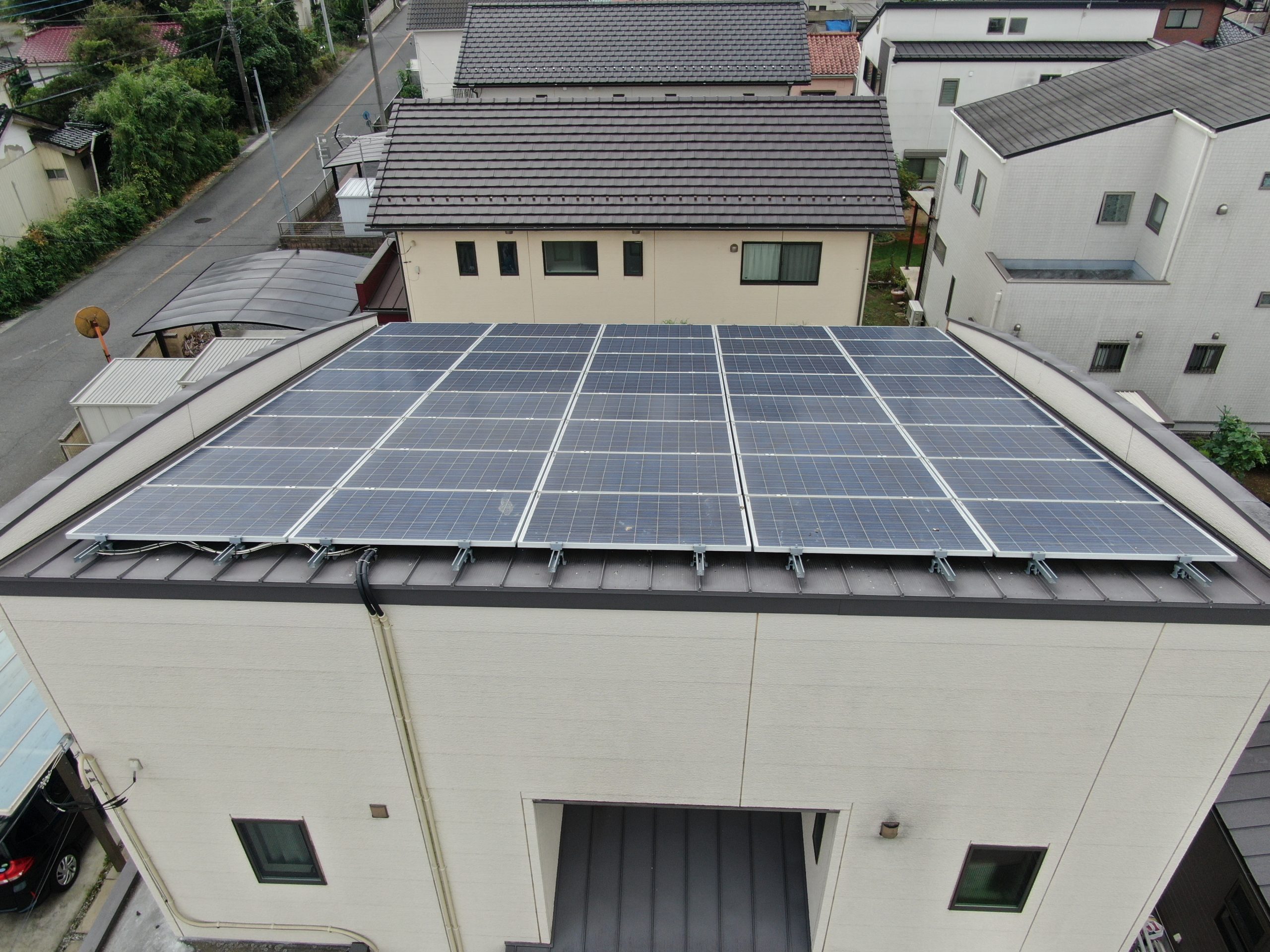 群馬県伊勢崎市で太陽光パネル下に鳥が巣作りし糞害が発生した屋根の現地調査