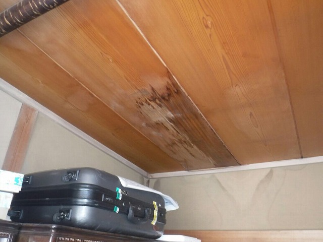 天井の雨漏りのシミ