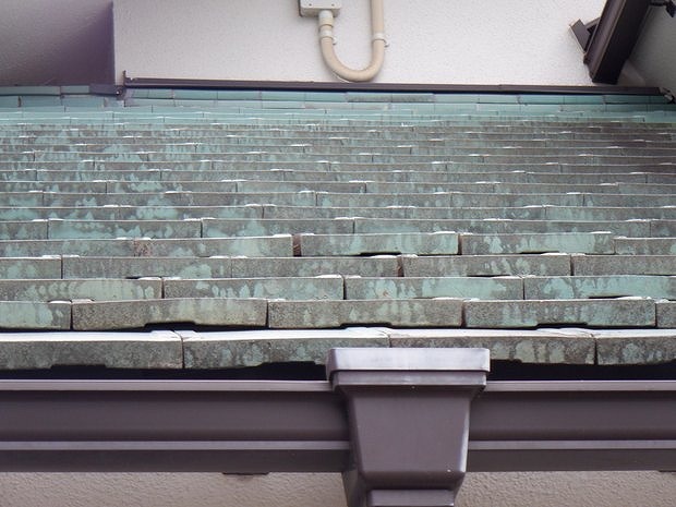 瓦と瓦にすき間ができている