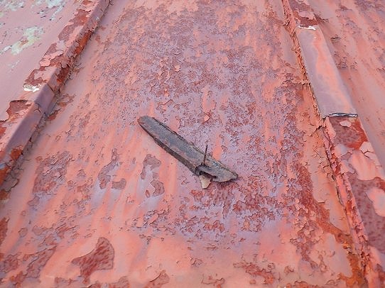 トタン屋根の上の金属の破片