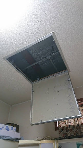 脱衣室の天井の点検口