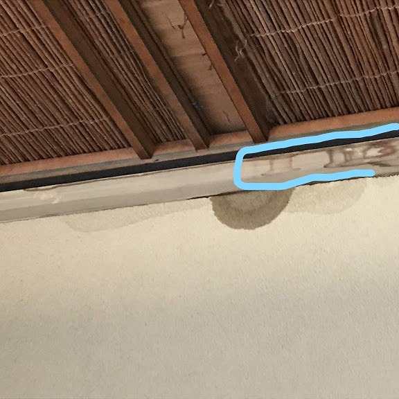 和室天井廻り縁の雨漏りのシミ