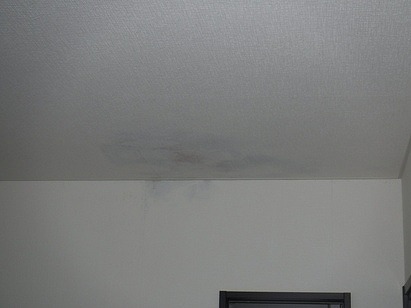 ２階の子供部屋の北側天井雨漏りのシミ