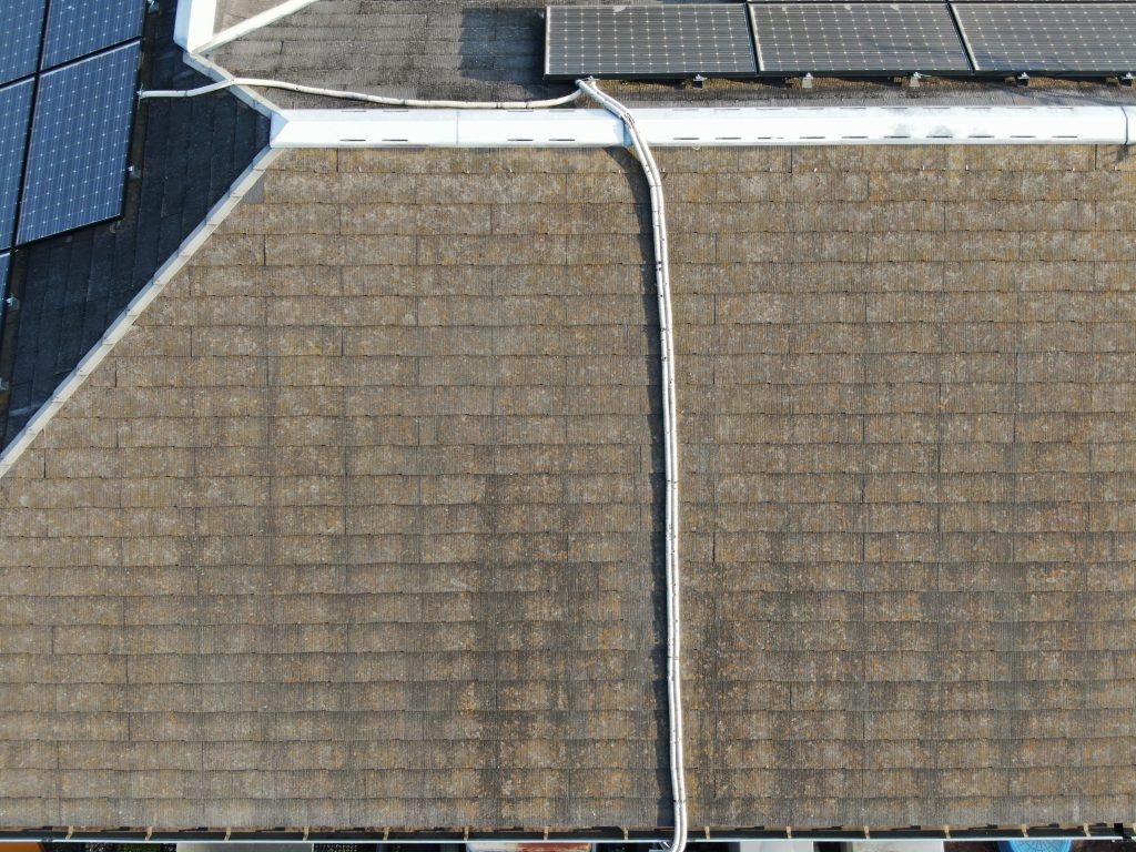 色あせた屋根材表面