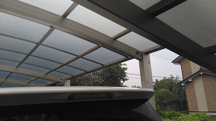 カーポートの屋根から雨水がバシャバシャ垂れている