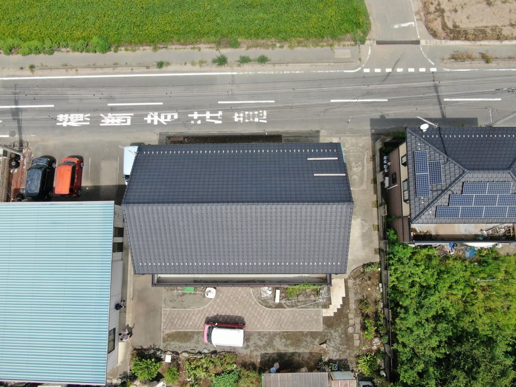 群馬県伊勢崎市で瓦崩落を調査、ケラバ瓦のズレと換気扇二次被害を確認した現地調査