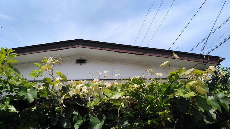 破風板とすき間のできた軒天井