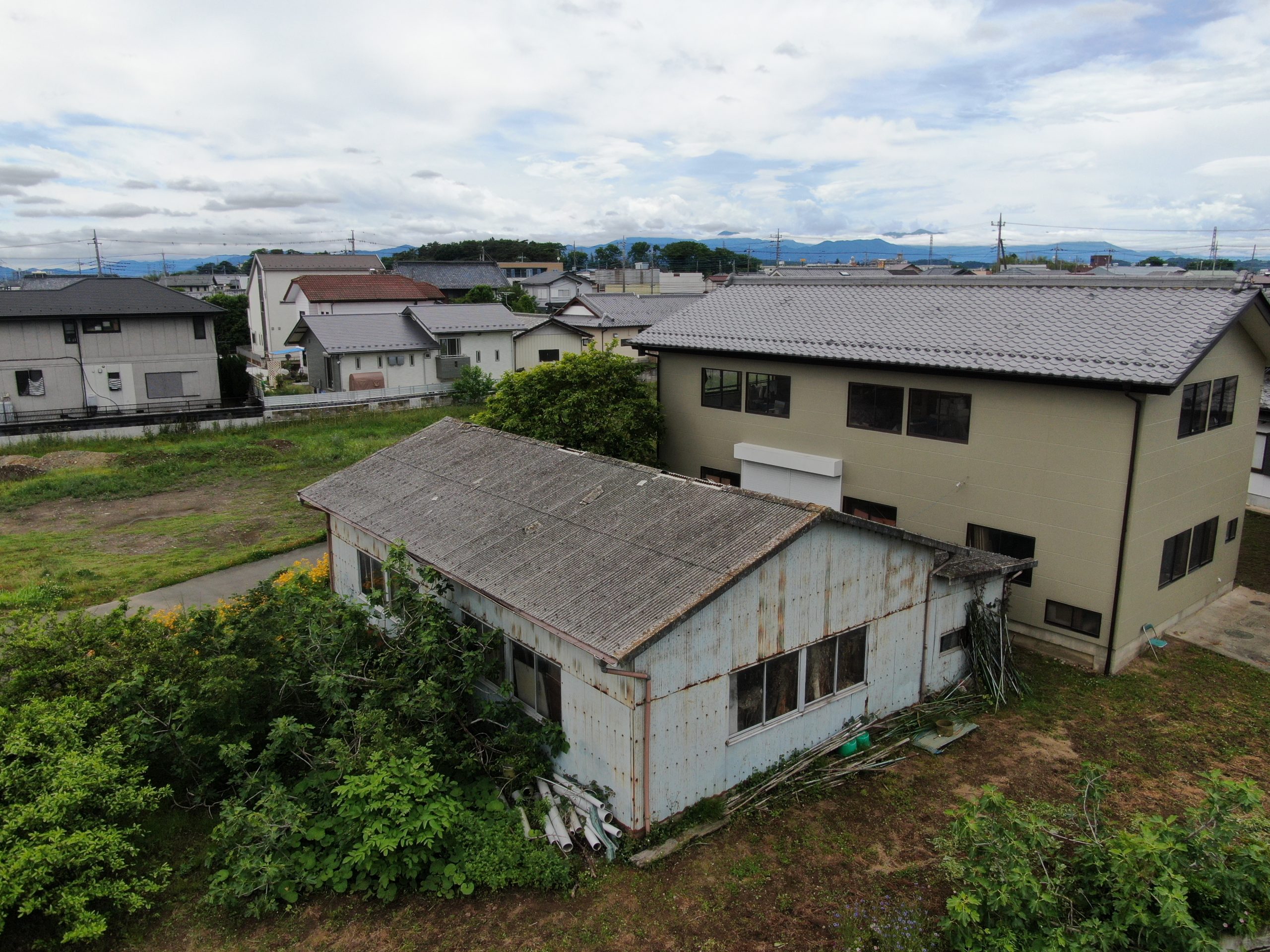 高崎市で倉庫の屋根修理|雹による小波スレートの穴と軒樋の損傷を無料点検