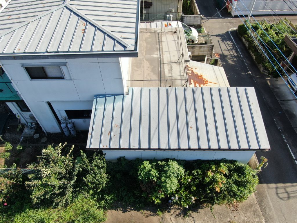 増築部金属屋根の全景