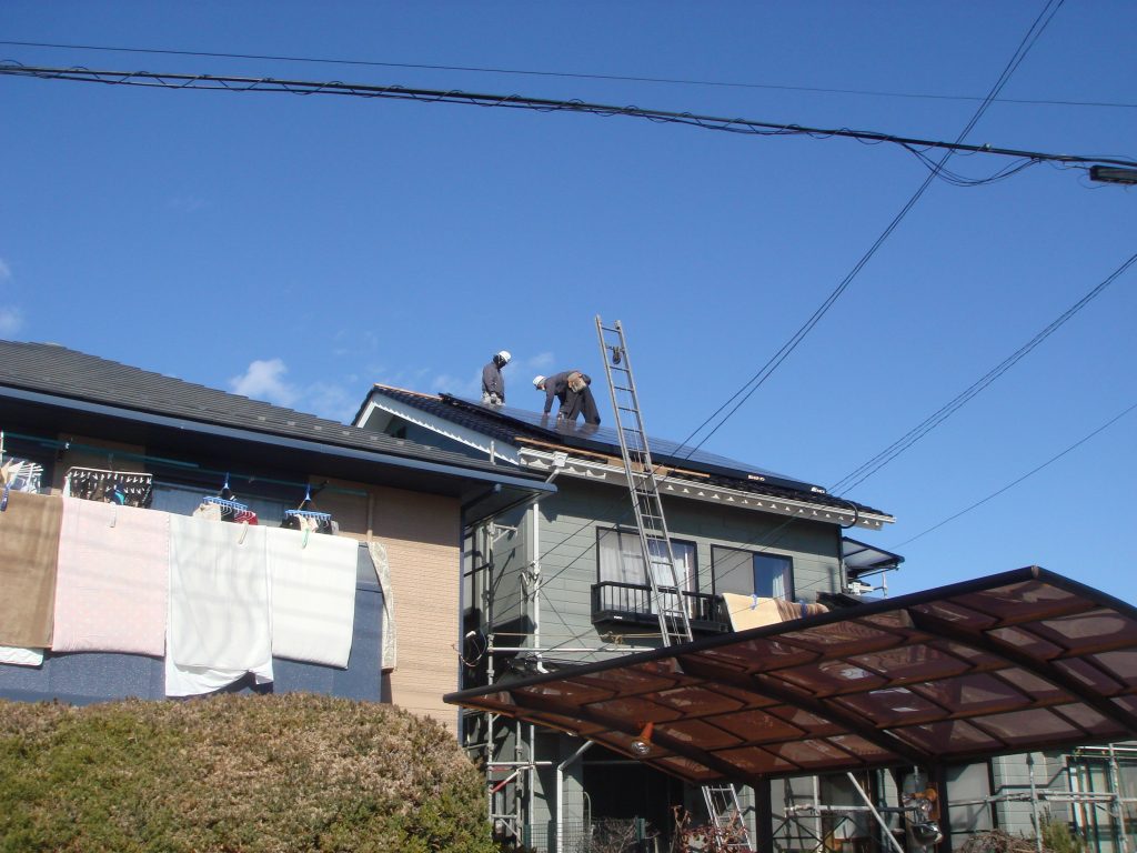 足場越しの屋根調査