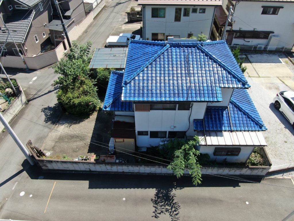 高崎市棟高町で雨漏れ修理調査、棟瓦のズレと漆喰剥がれ・天井染みを確認し瓦積み直しをご提案
