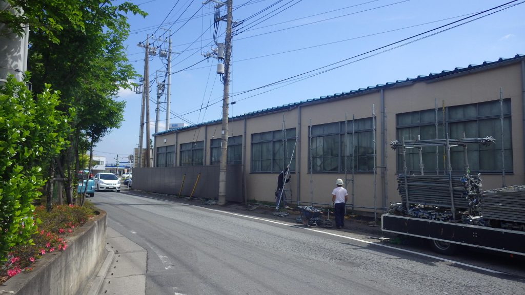 道路沿い建物と足場材