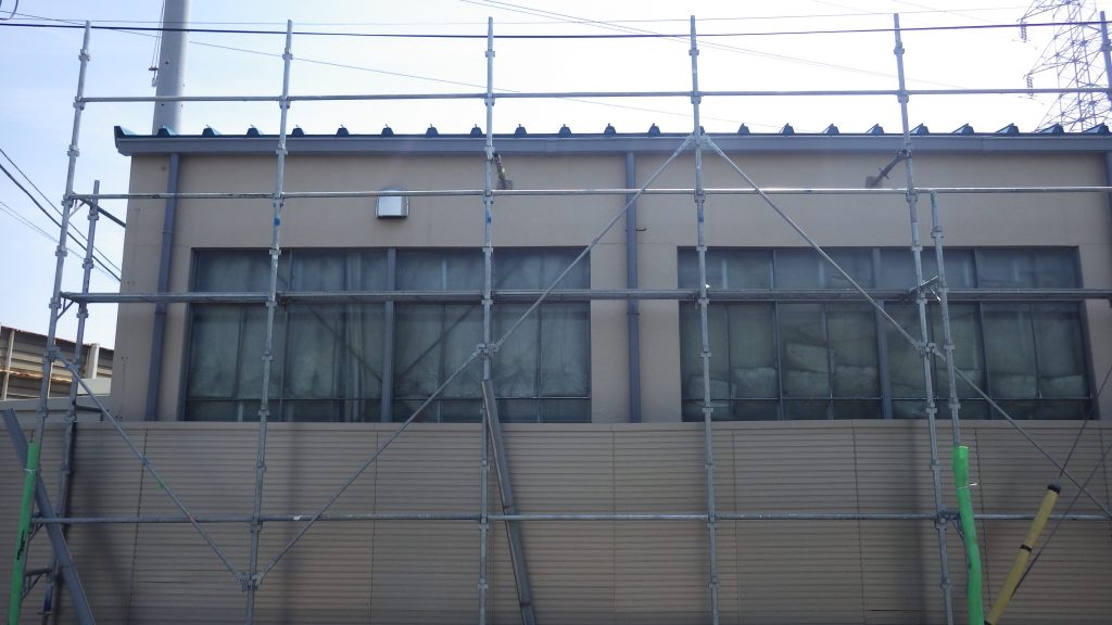 正面から見た足場設置