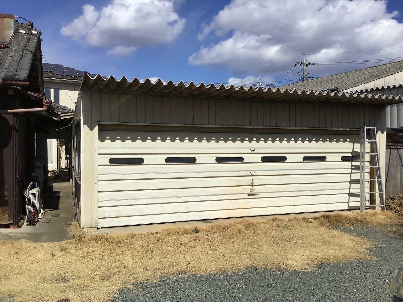 伊勢崎市田部井町　車庫の折半屋根経年劣化によるサビの為屋根塗装のご依頼