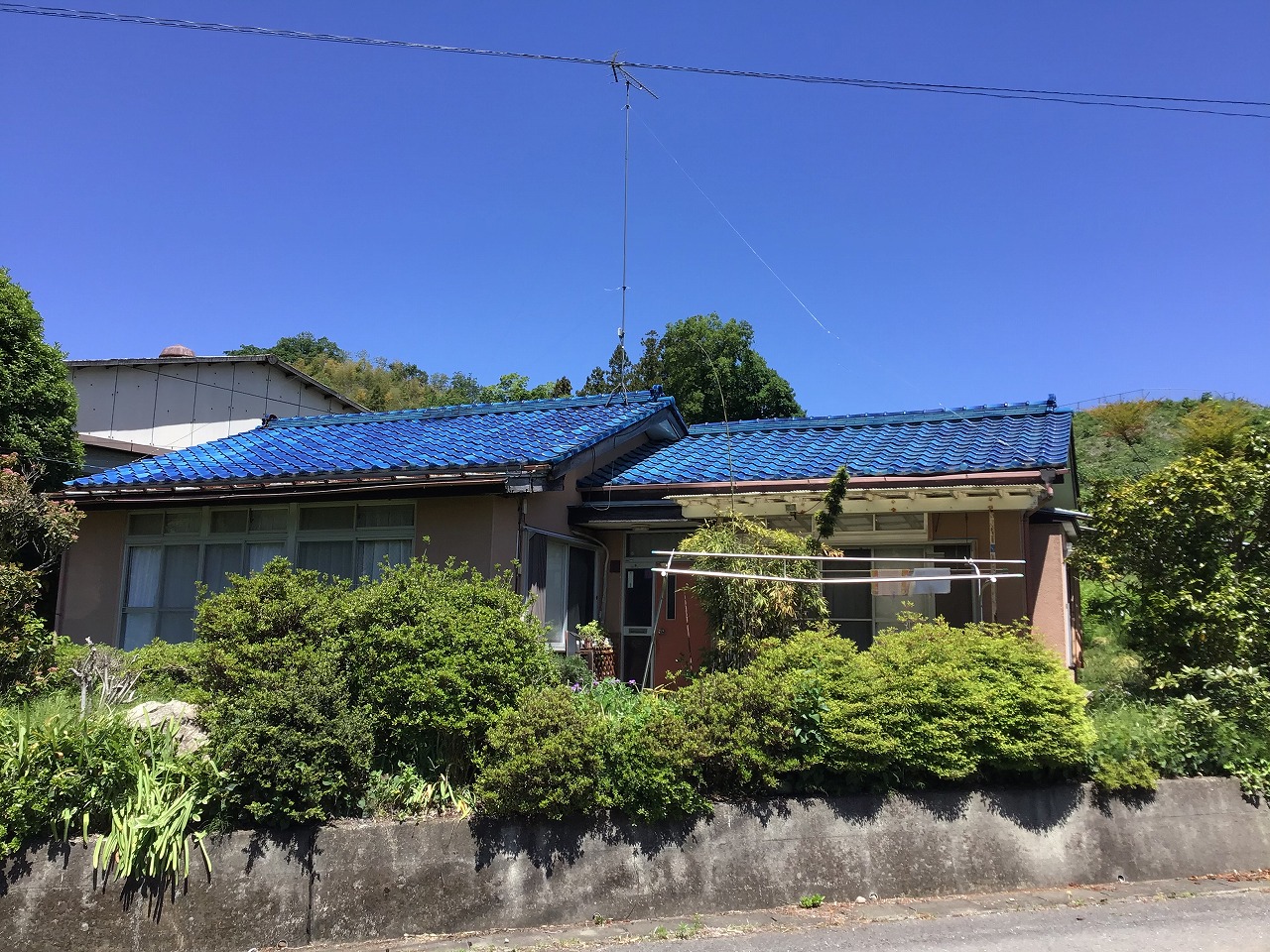 安中市小俣にて屋根からの漏水に伴い陶器瓦屋根葺き替え工事のご依頼