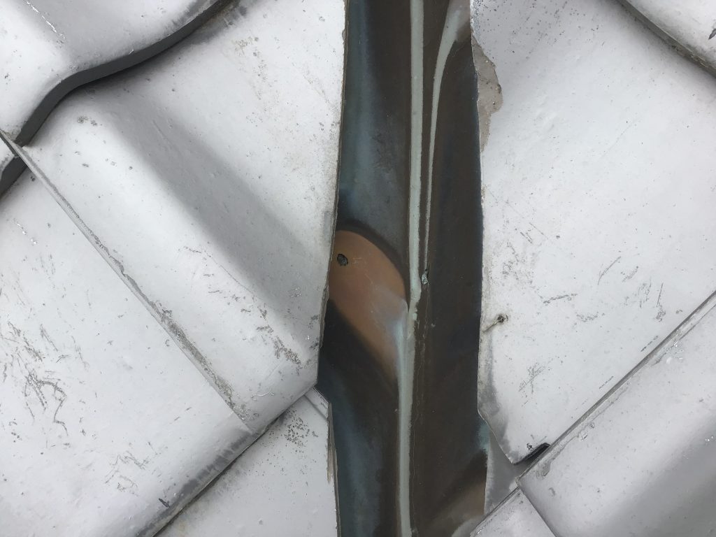 谷部にできた板金の穴