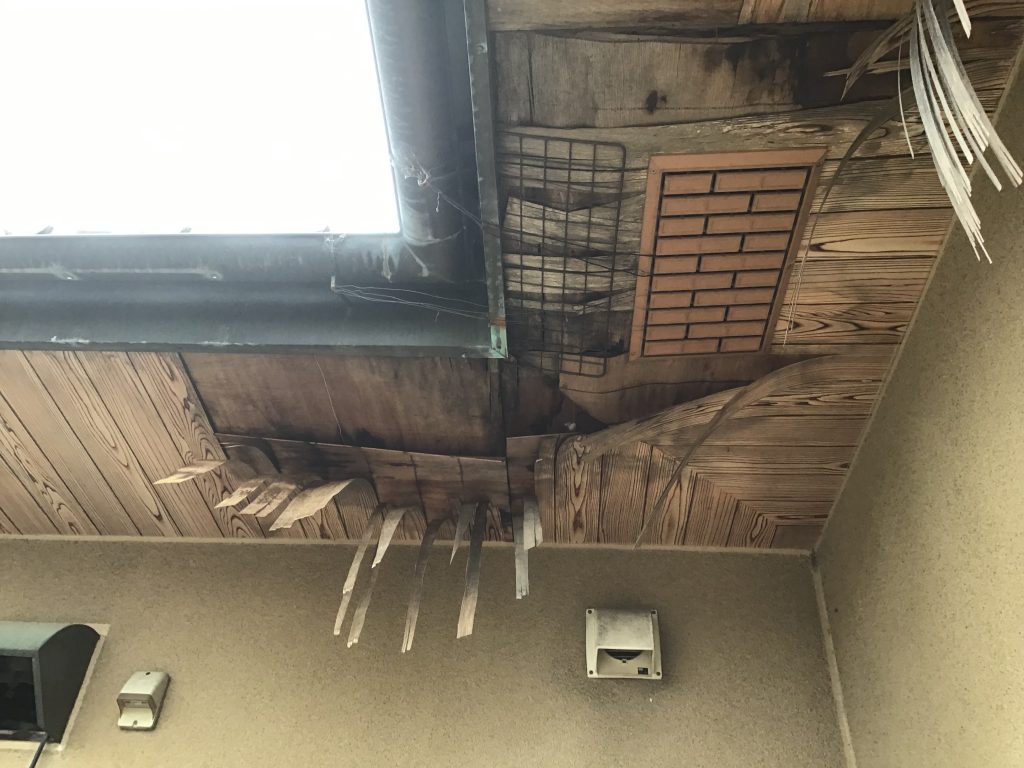 剥がれた軒天の雨染み