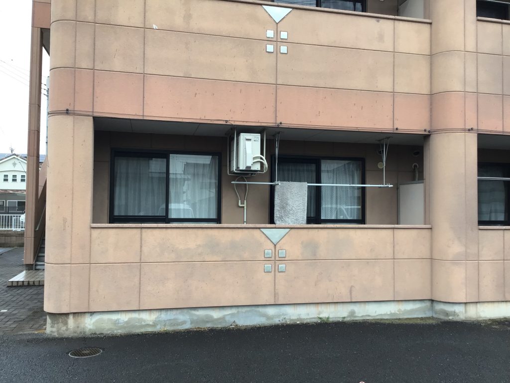 汚れが目立つ外壁面