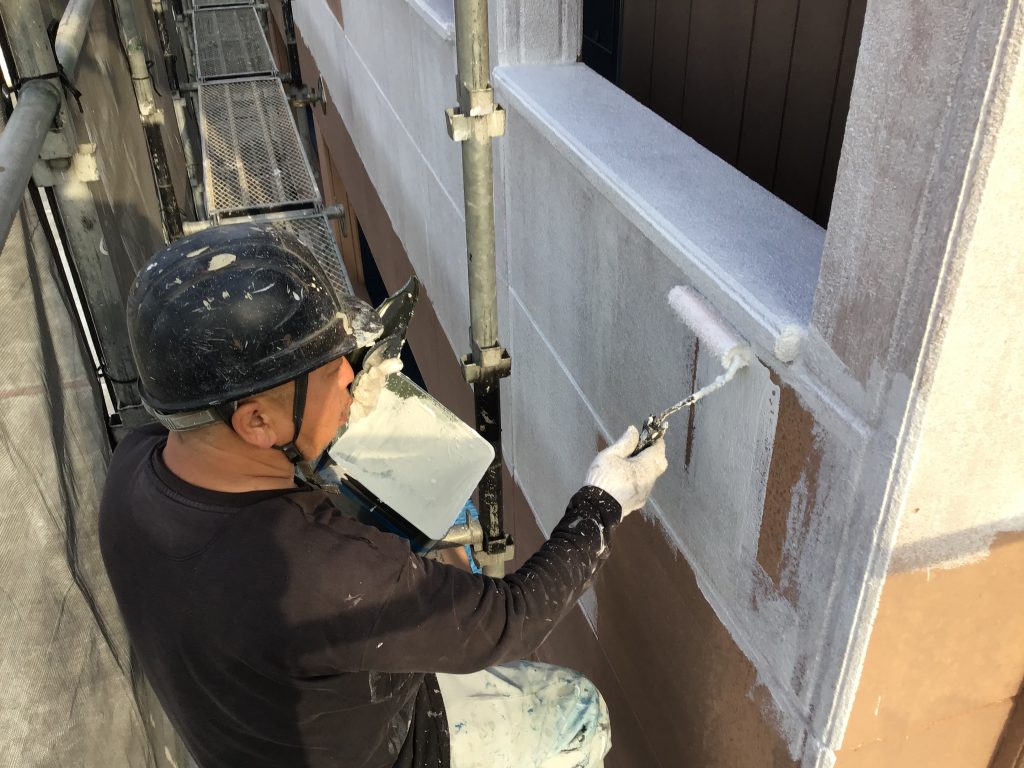 外壁の下塗り作業