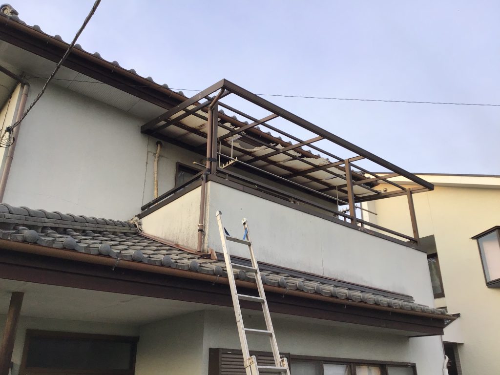 側面から見た破損波板