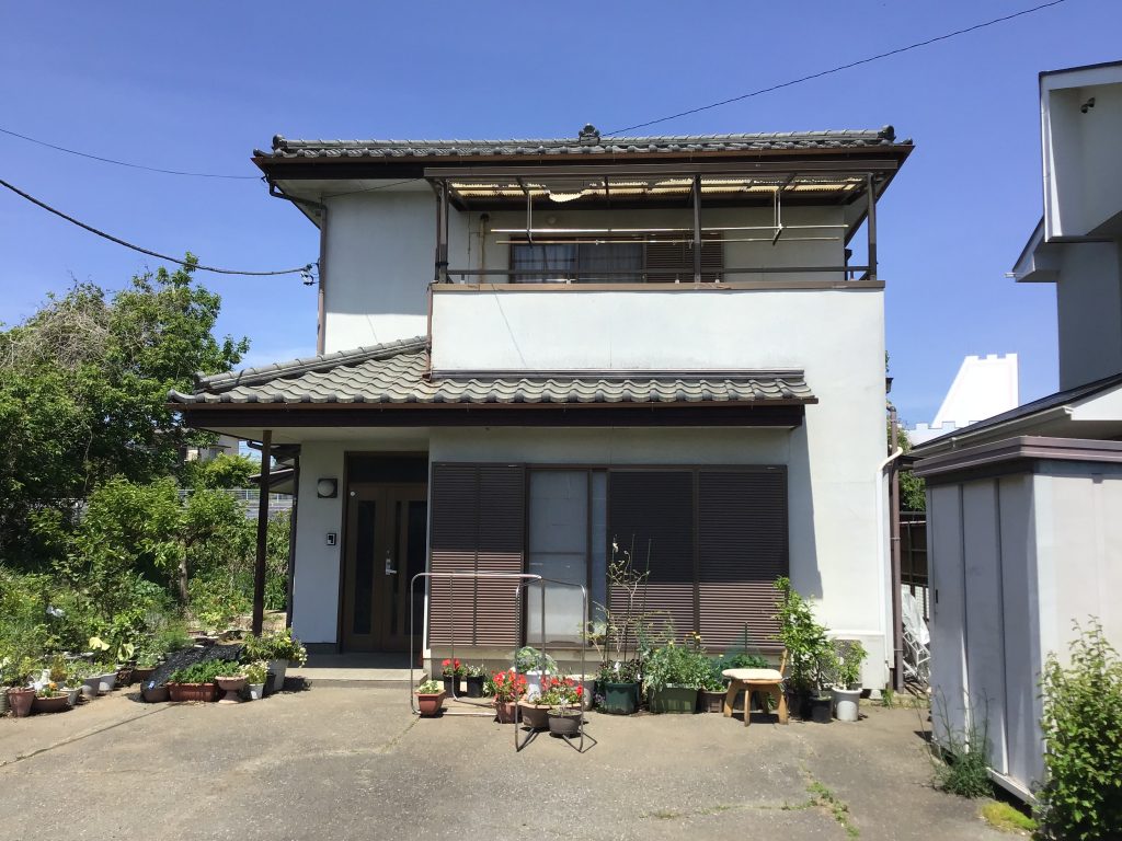 住宅全景とテラス屋根
