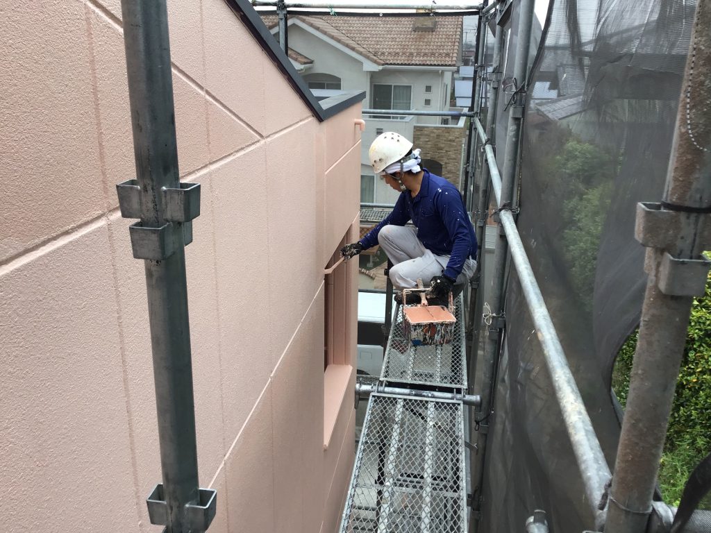 外壁の上塗り作業
