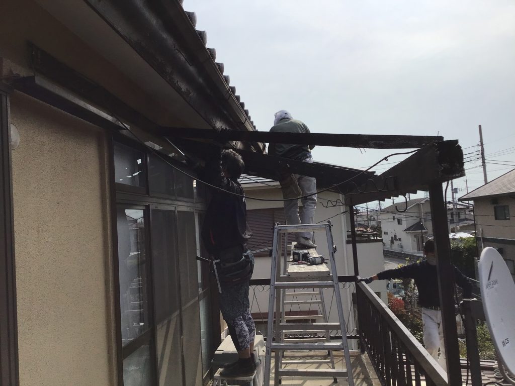 解体作業中の骨組み
