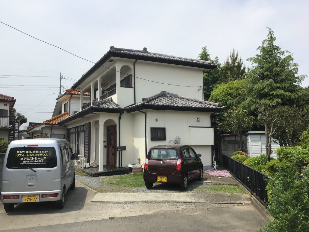 高崎市足門町で瓦屋根と軒天の傷みを現地調査、剥がれた軒天と屋根の劣化を確認