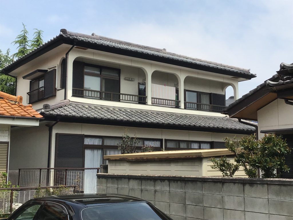 隣地側から見た瓦屋根