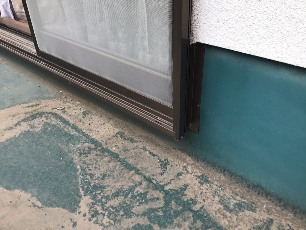 掃き出し窓下の防水面