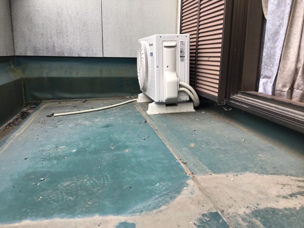 摩耗したバルコニー床面
