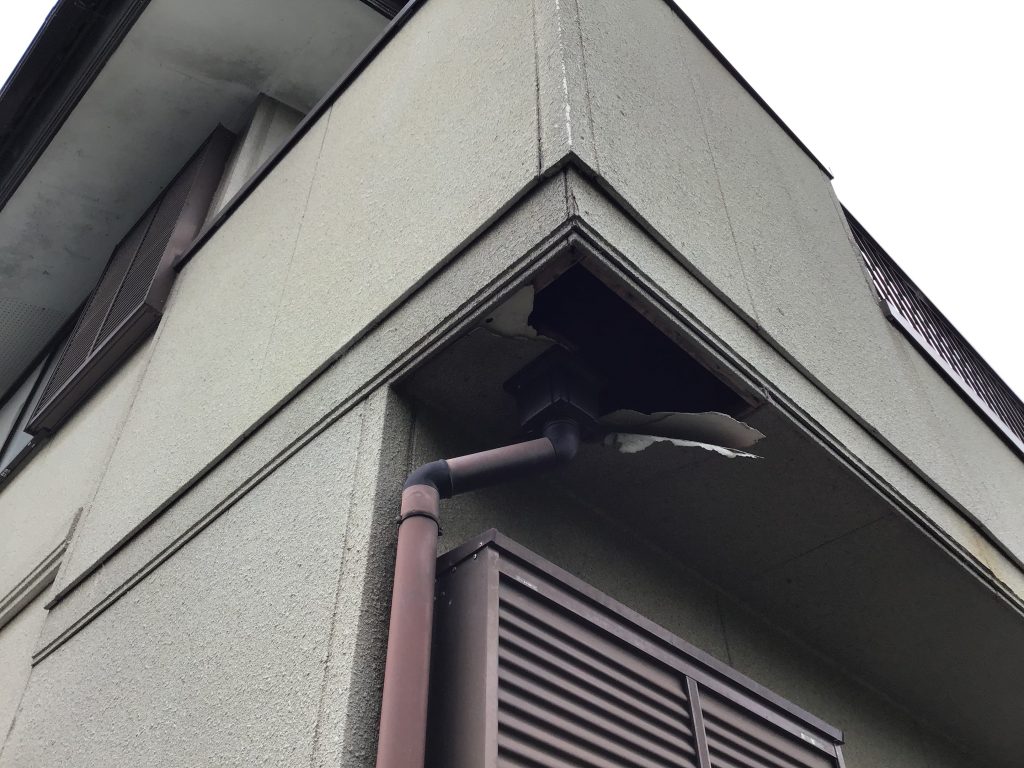 破損した軒天井の外観