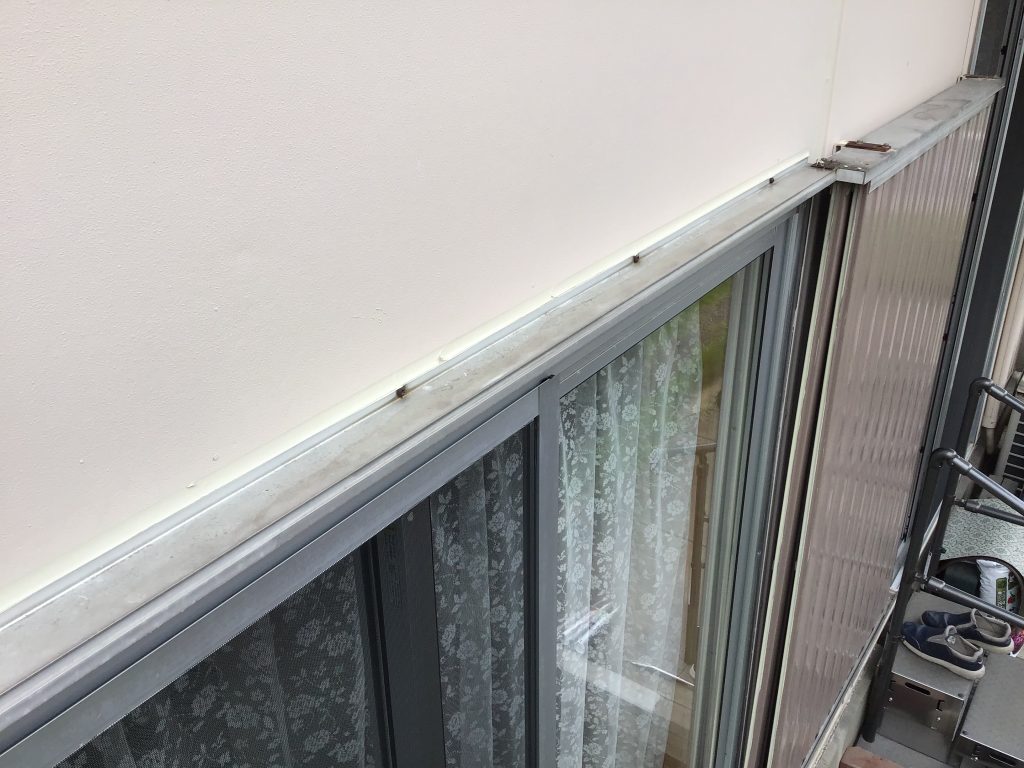 窓上板金の長い取合い