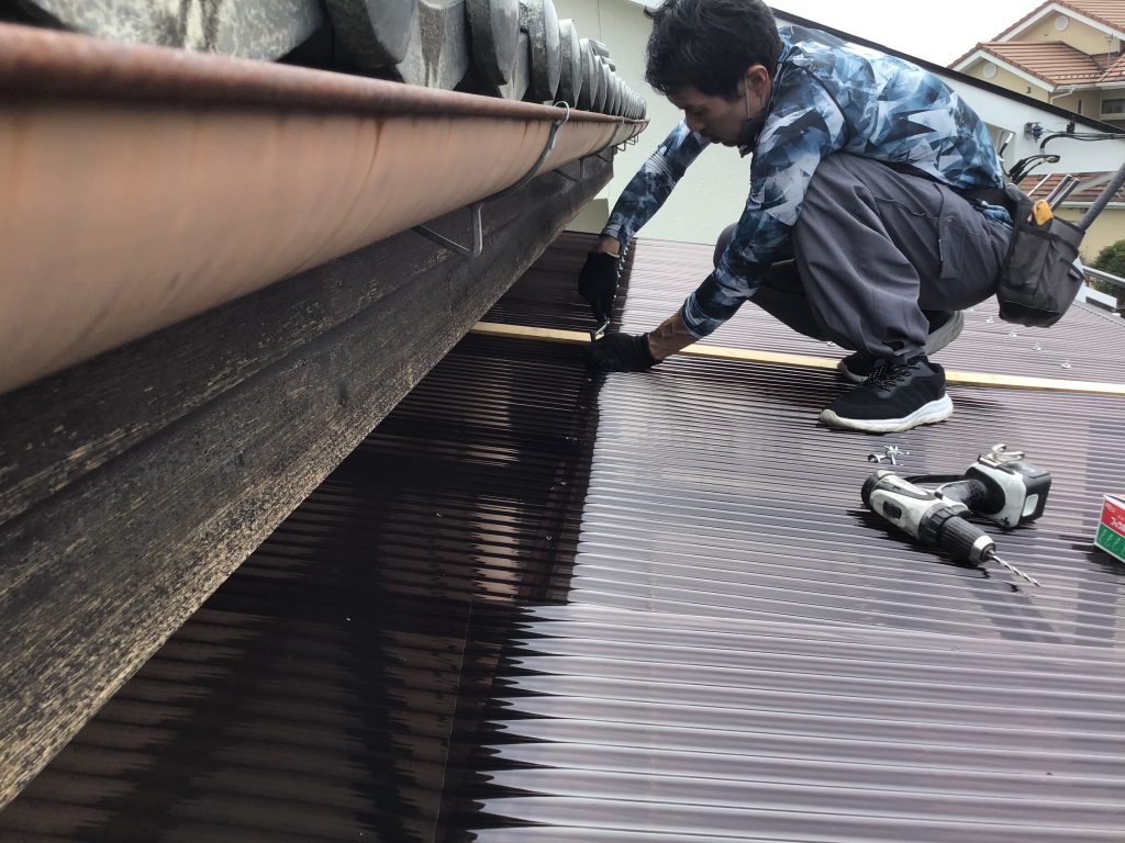 壁際を調整する職人