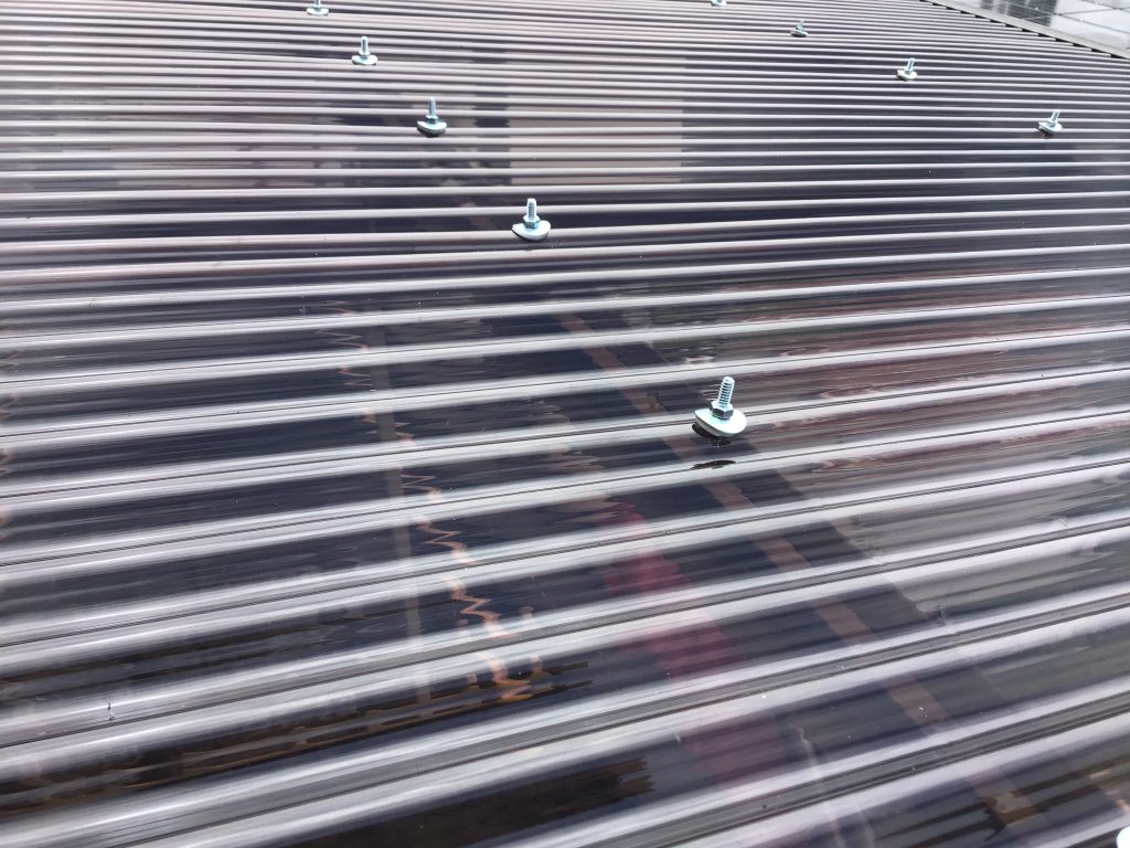 固定金具を留めた波板