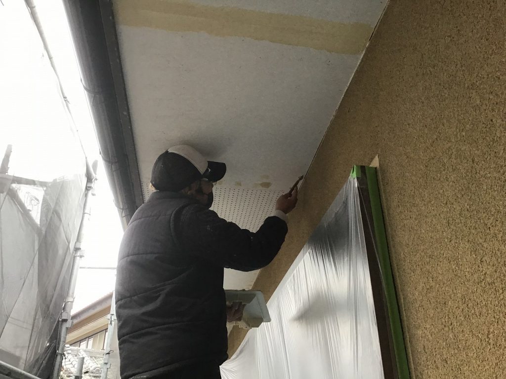 軒天まわりの塗装作業