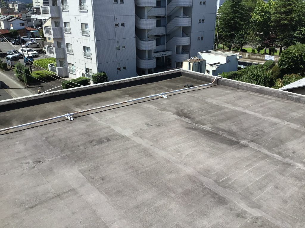 劣化した陸屋根防水面