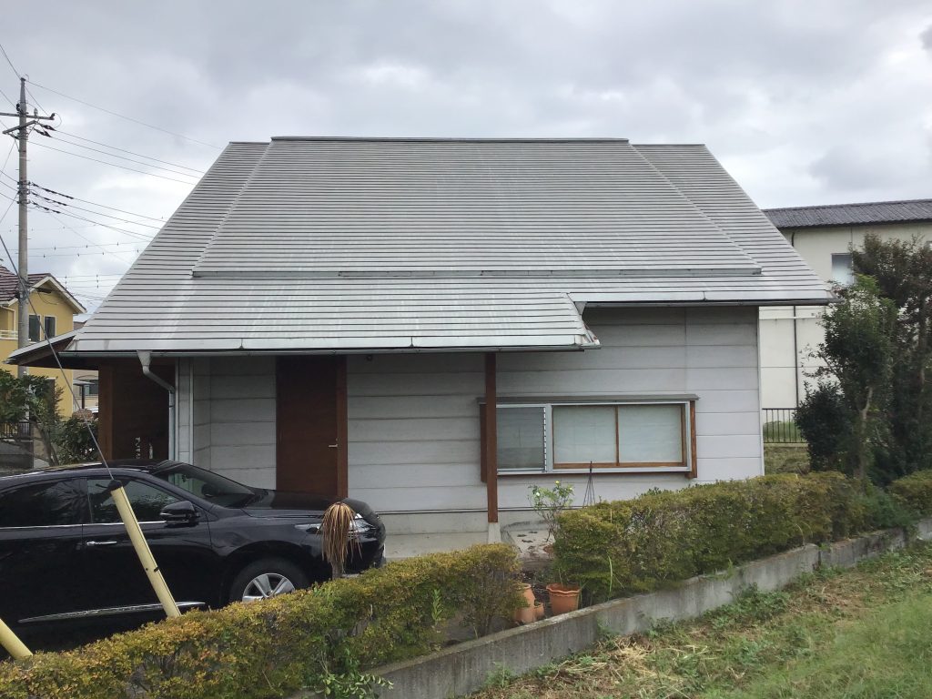 高崎市大類町で屋根塗装・外壁塗装前に調査、色あせた屋根と木部外壁の塗膜剥がれを確認